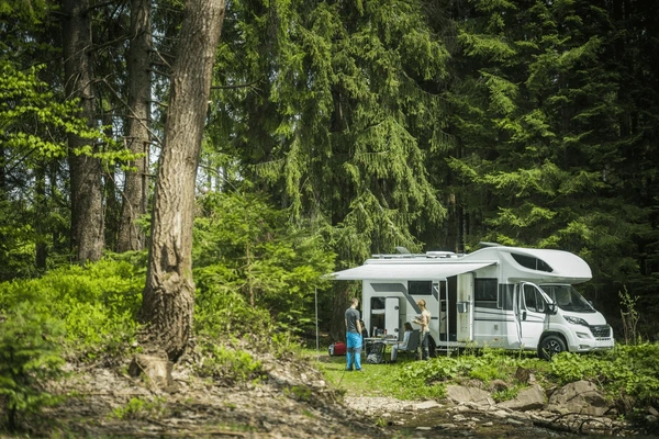 Planujesz weekend z camperem? Oto jak się przygotować i co zabrać